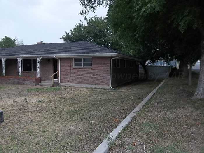 photo 2: 845 CONKLIN Street, Canadian TX 79104