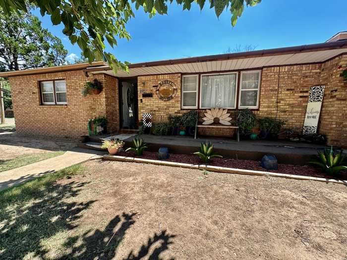 photo 1: 324 Maxwell Avenue, Tulia TX 79088