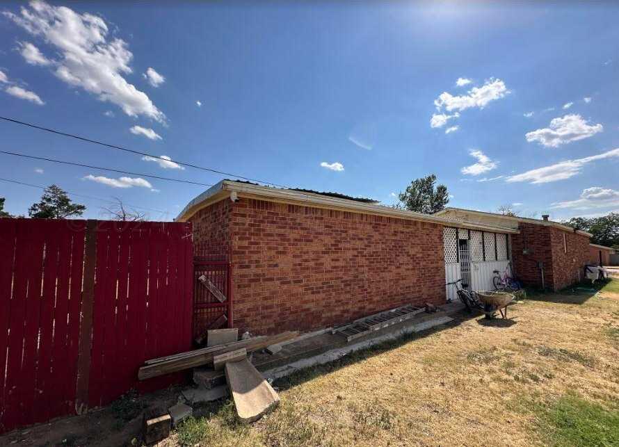 photo 3: 716 N Armstrong Avenue, Tulia TX 79088