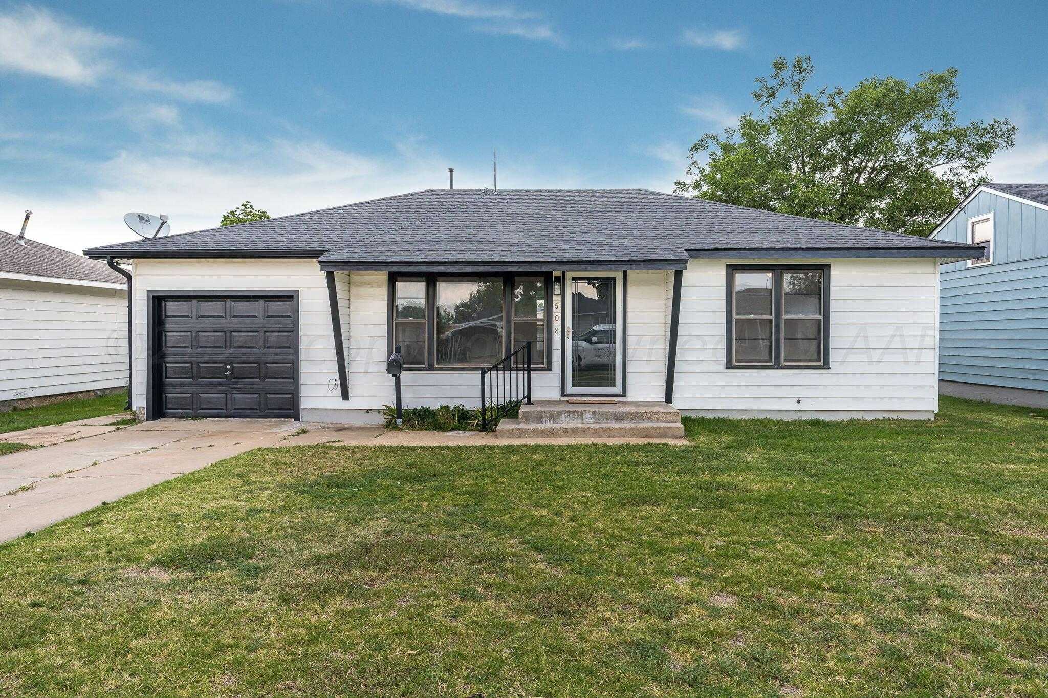 photo 1: 608 Bradley Drive, Pampa TX 79065