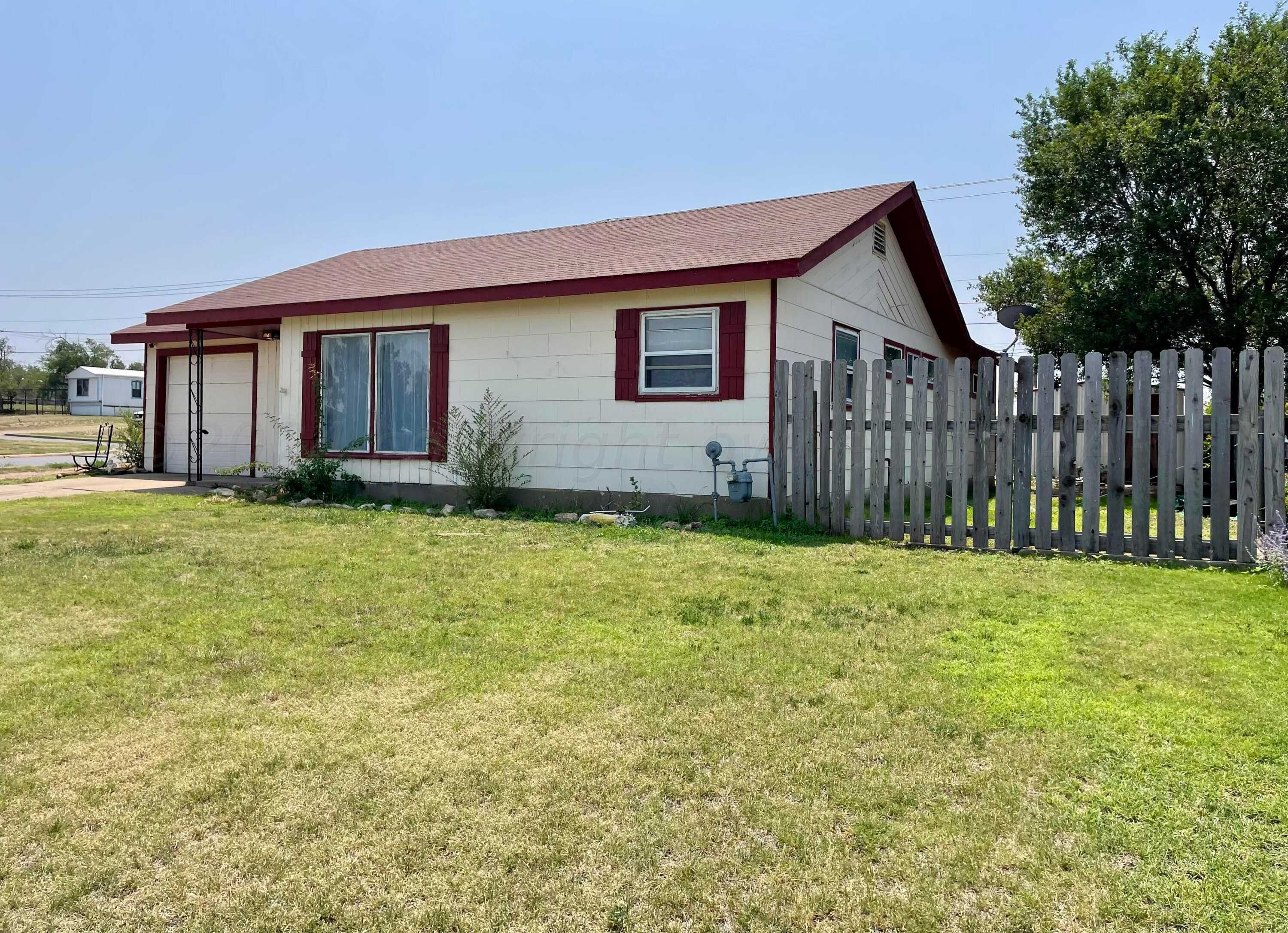 photo 3: 1001 Bowman Drive, Borger TX 79007