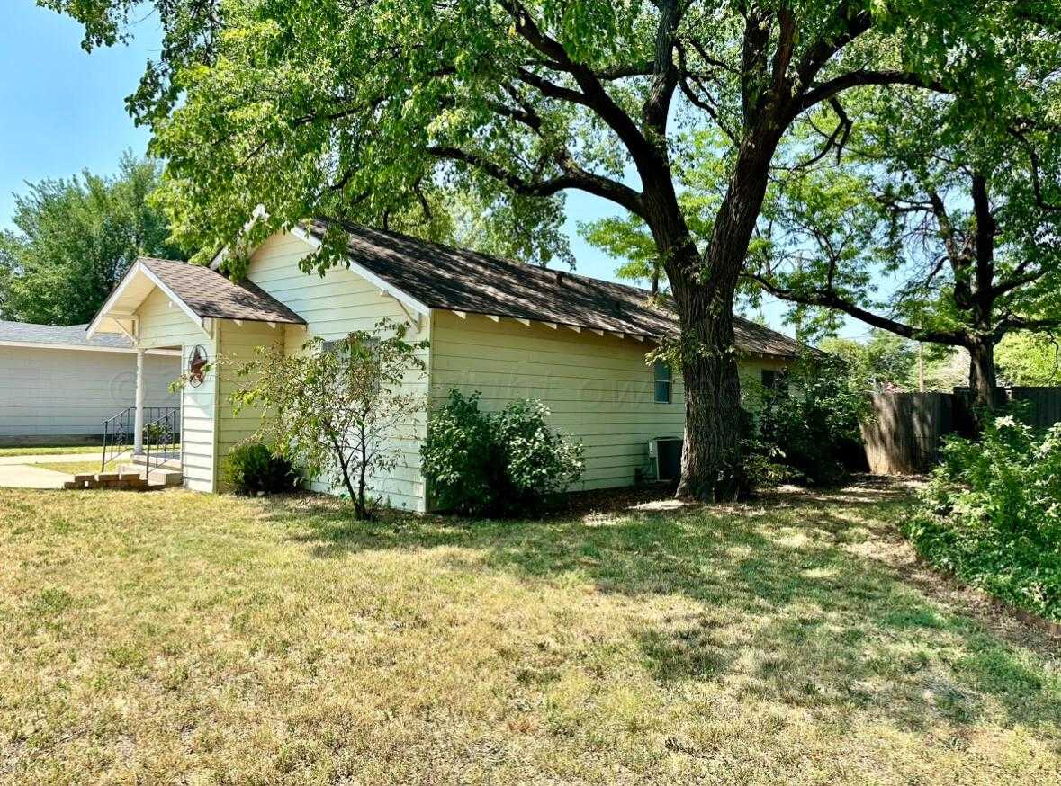 photo 2: 216 S Barkley Street, Spearman TX 79081