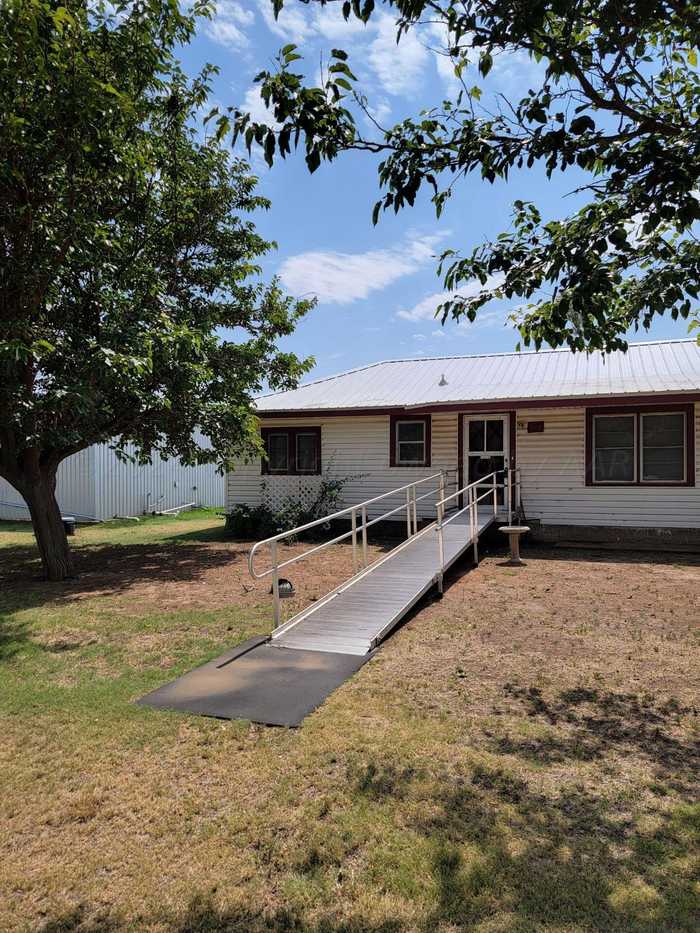 photo 2: 511 Ritchie Avenue, Panhandle TX 79068