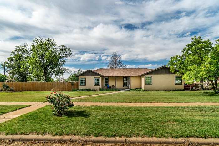 photo 1: 525 4th Street, Tulia TX 79088