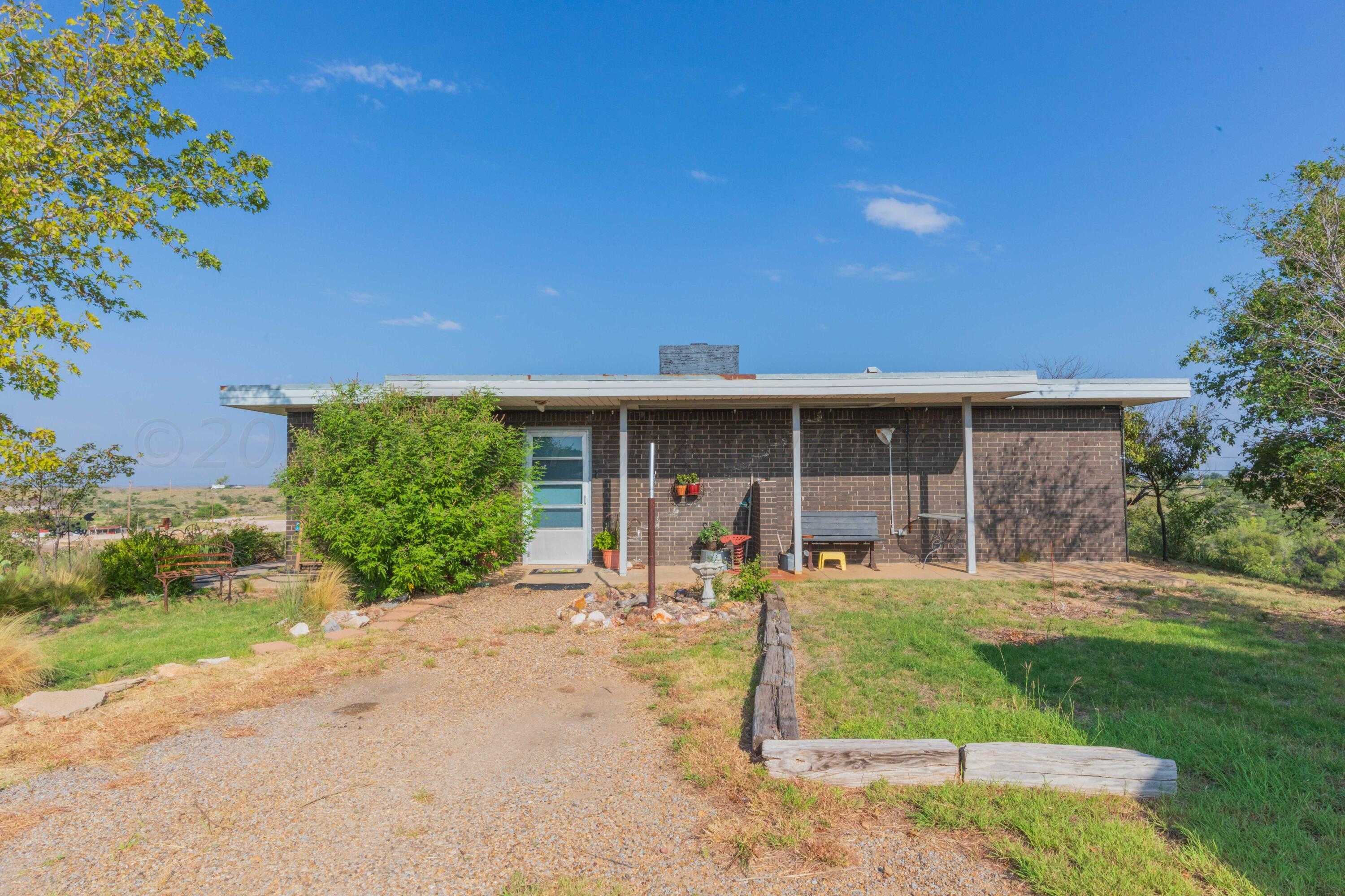 photo 3: 912 Hillside Drive, Fritch TX 79036