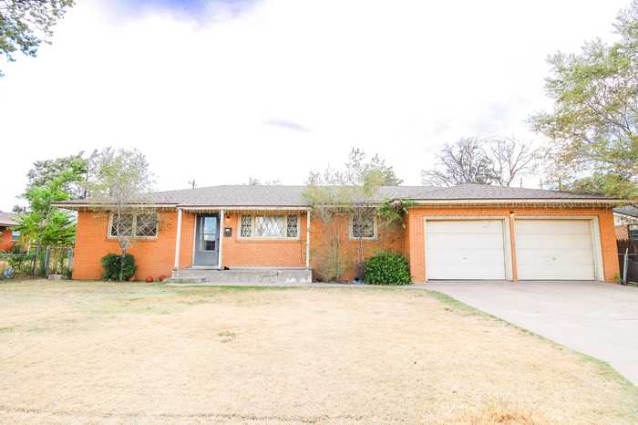 photo 1: 603 Bowie Avenue, Tulia TX 79088