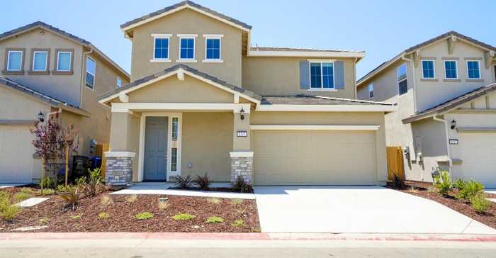 photo 2: 8313 Loyal Dr, Sacramento CA 95829