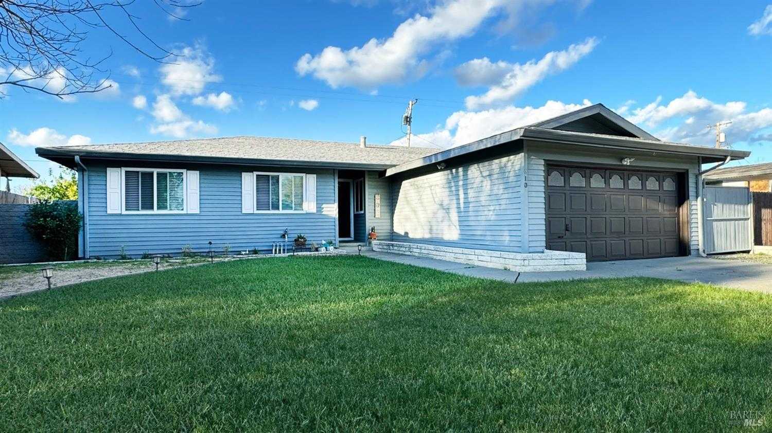 photo 1: 610 Sierra Dr, Dixon CA 95620