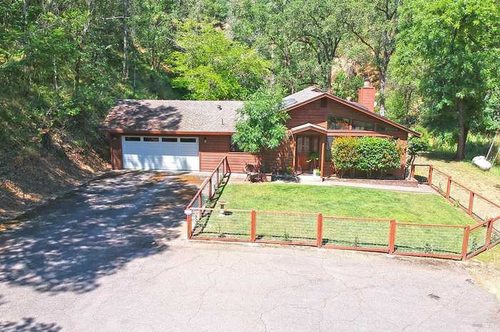 photo 1: 403 Crestview Dr, Ukiah CA 95482