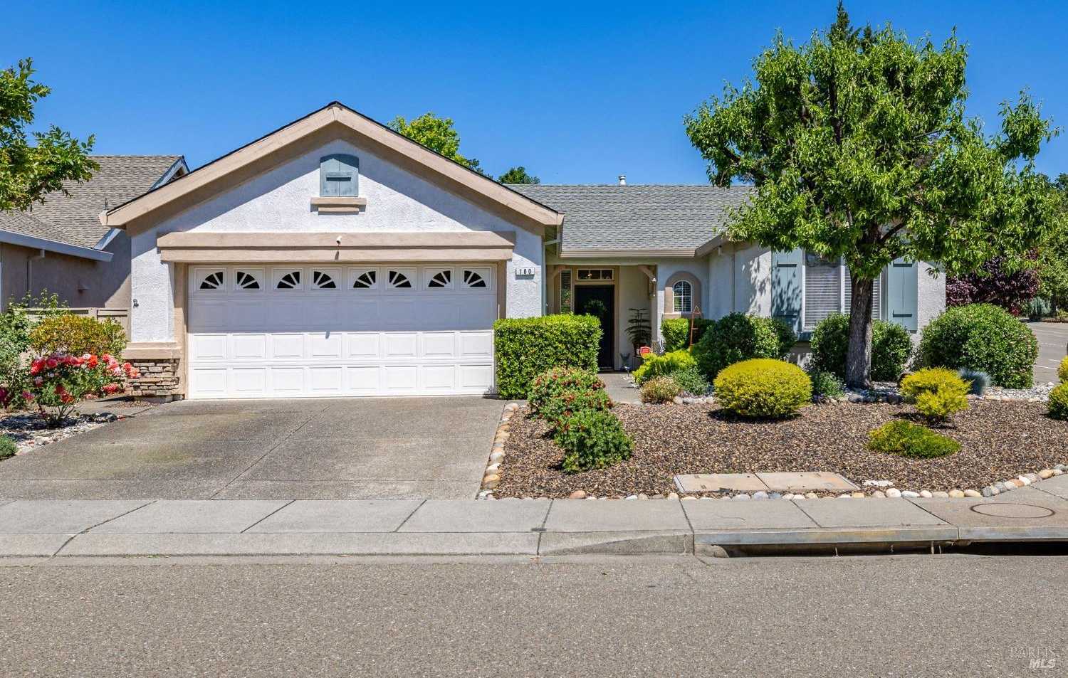 photo 1: 100 W Brookside Dr, Cloverdale CA 95425