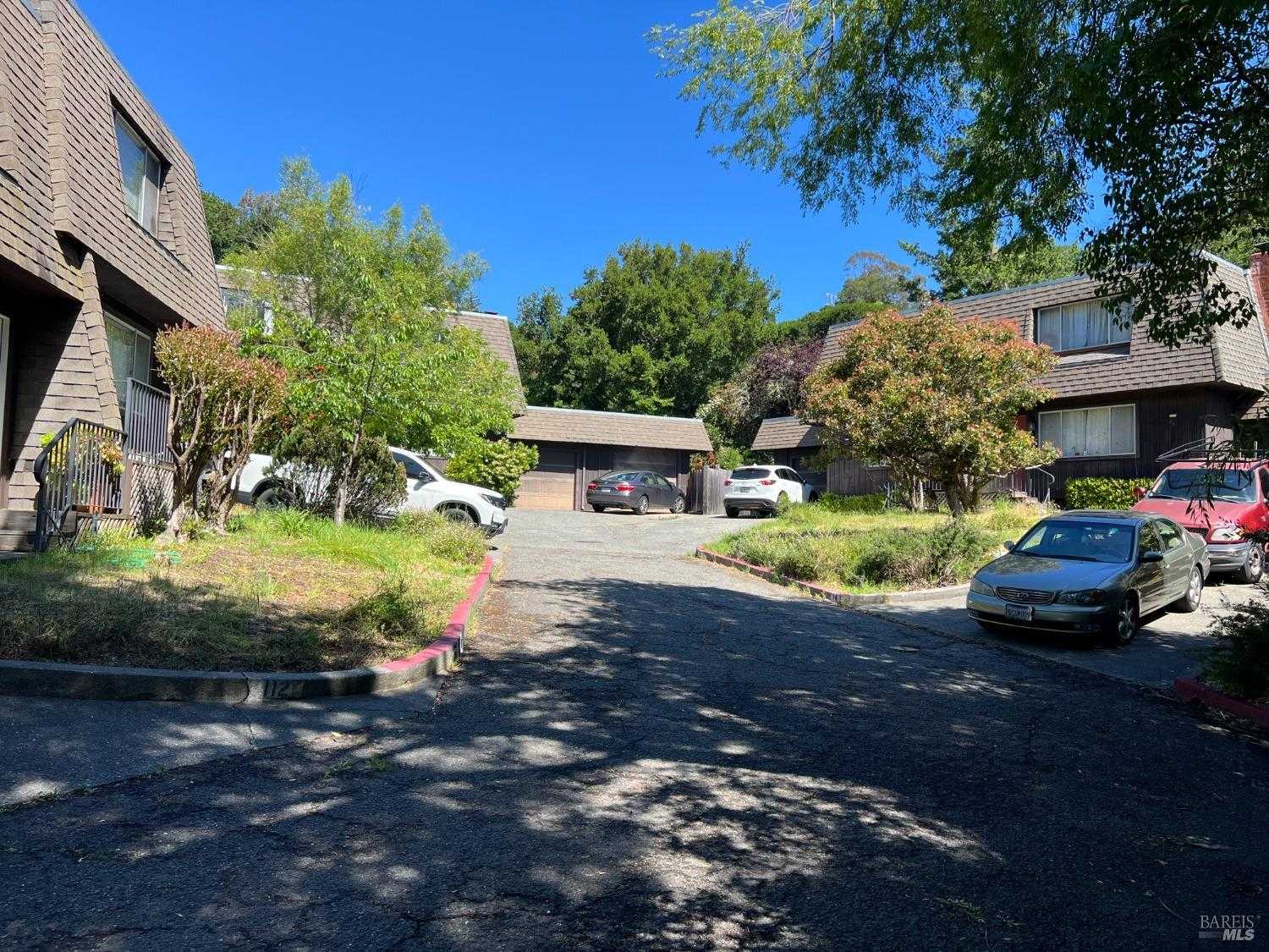 photo 2: 110-112 Reservoir Rd, San Rafael CA 94901