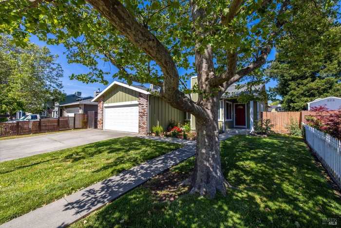 photo 1: 725 Tulare Dr, Vacaville CA 95687
