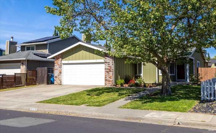 photo 2: 725 Tulare Dr, Vacaville CA 95687