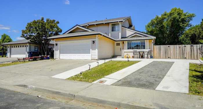 photo 1: 237 Wexford Ln, Vacaville CA 95688