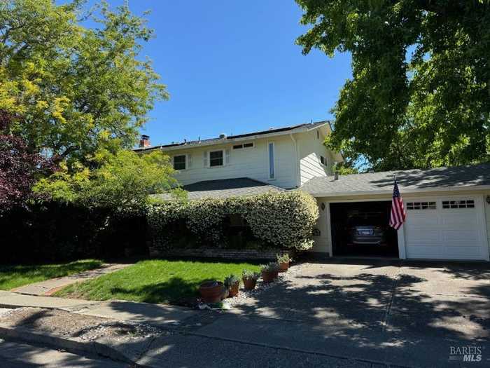 photo 1: 4015 Shadowhill Dr, Santa Rosa CA 95404