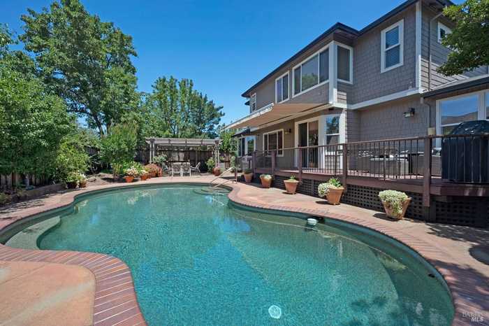 photo 1: 979 Lupine Ct, Healdsburg CA 95448