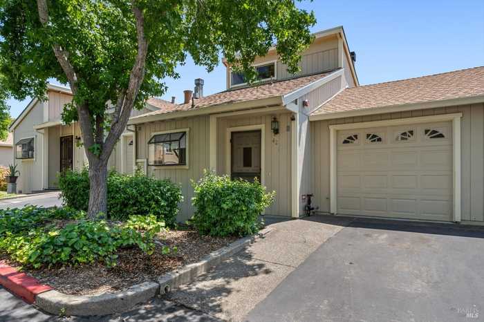 photo 1: 42 Acorn Cir, Petaluma CA 94952