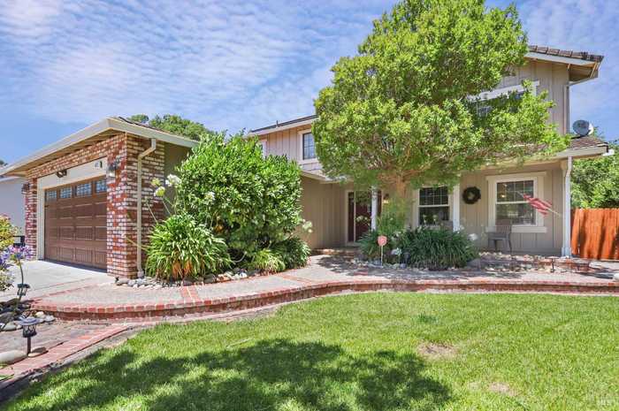 photo 1: 472 OAKWOOD Cir, Fairfield CA 94534