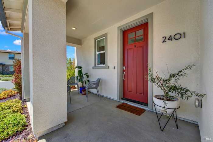 photo 2: 2401 Steele Ct, Fairfield CA 94533