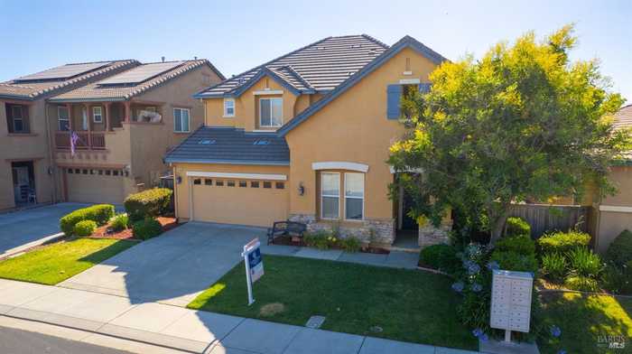 photo 2: 818 Hampton St, Vacaville CA 95687