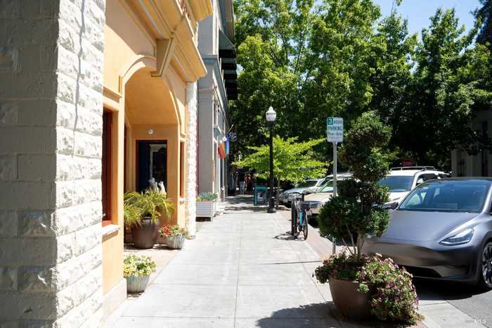 photo 2: 330 Center St, Healdsburg CA 95448