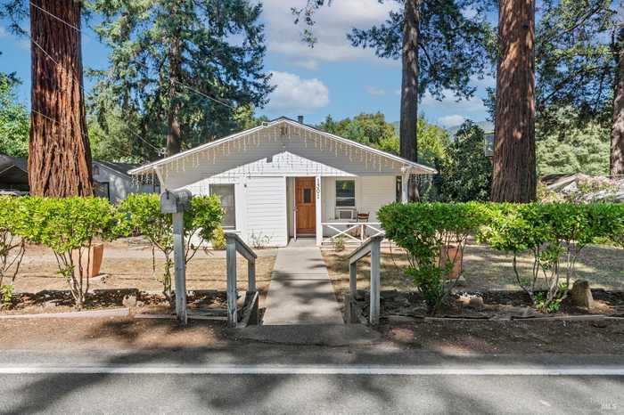 photo 1: 1301 Knob Hill Rd, Ukiah CA 95482