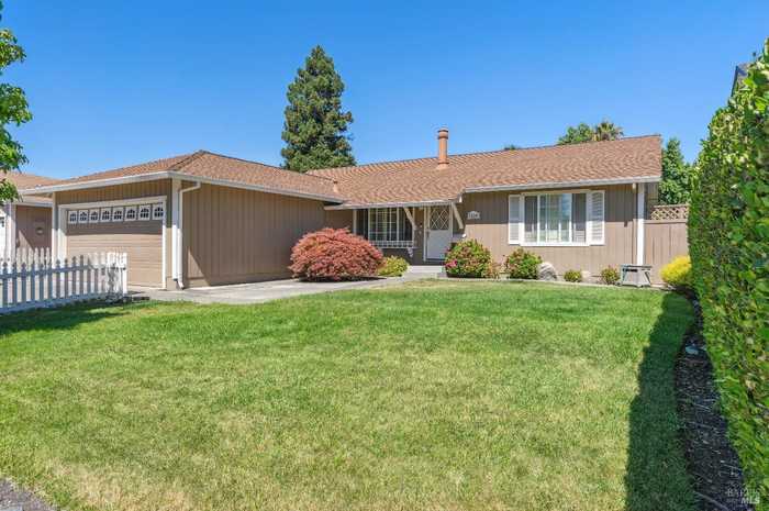 photo 1: 1419 Tanager Ln, Petaluma CA 94954