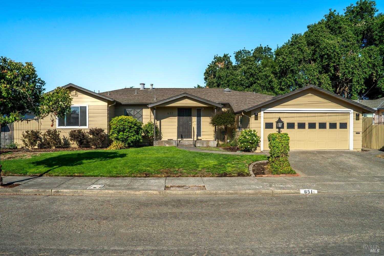 photo 1: 651 Parkside Dr, Santa Rosa CA 95404