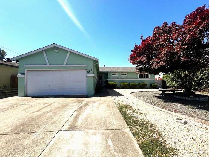 photo 1: 712 Brett Ave, Rohnert Park CA 94928