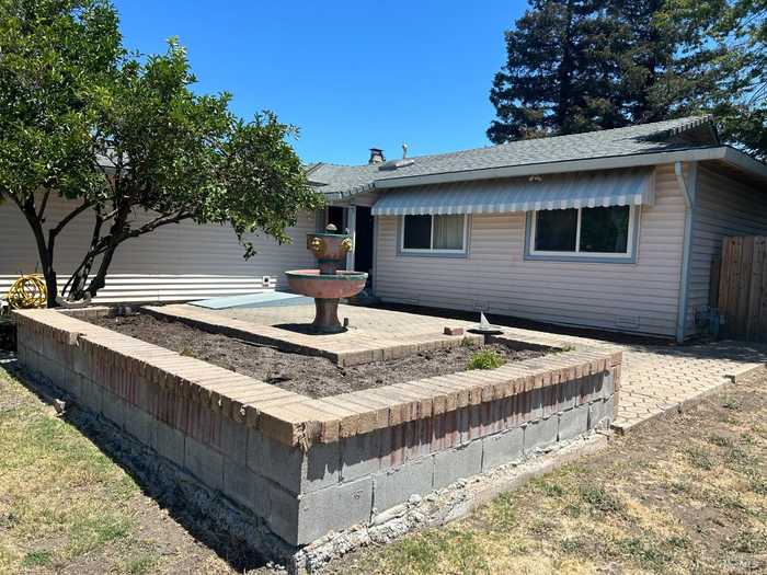 photo 1: 2414 Harbor Ct, Fairfield CA 94533