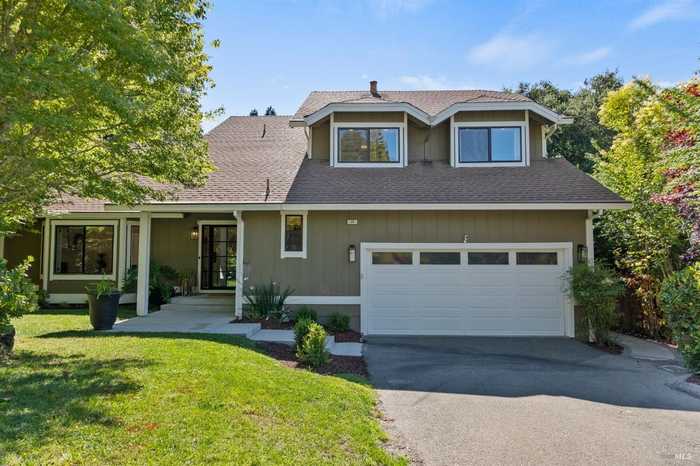 photo 2: 14 W Brooke Dr, Novato CA 94947