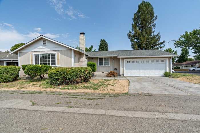 photo 1: 7321 Circle Dr, Rohnert Park CA 94928