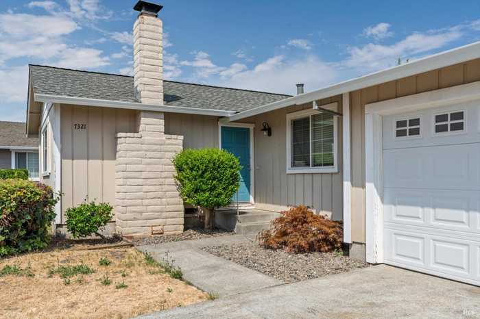 photo 2: 7321 Circle Dr, Rohnert Park CA 94928