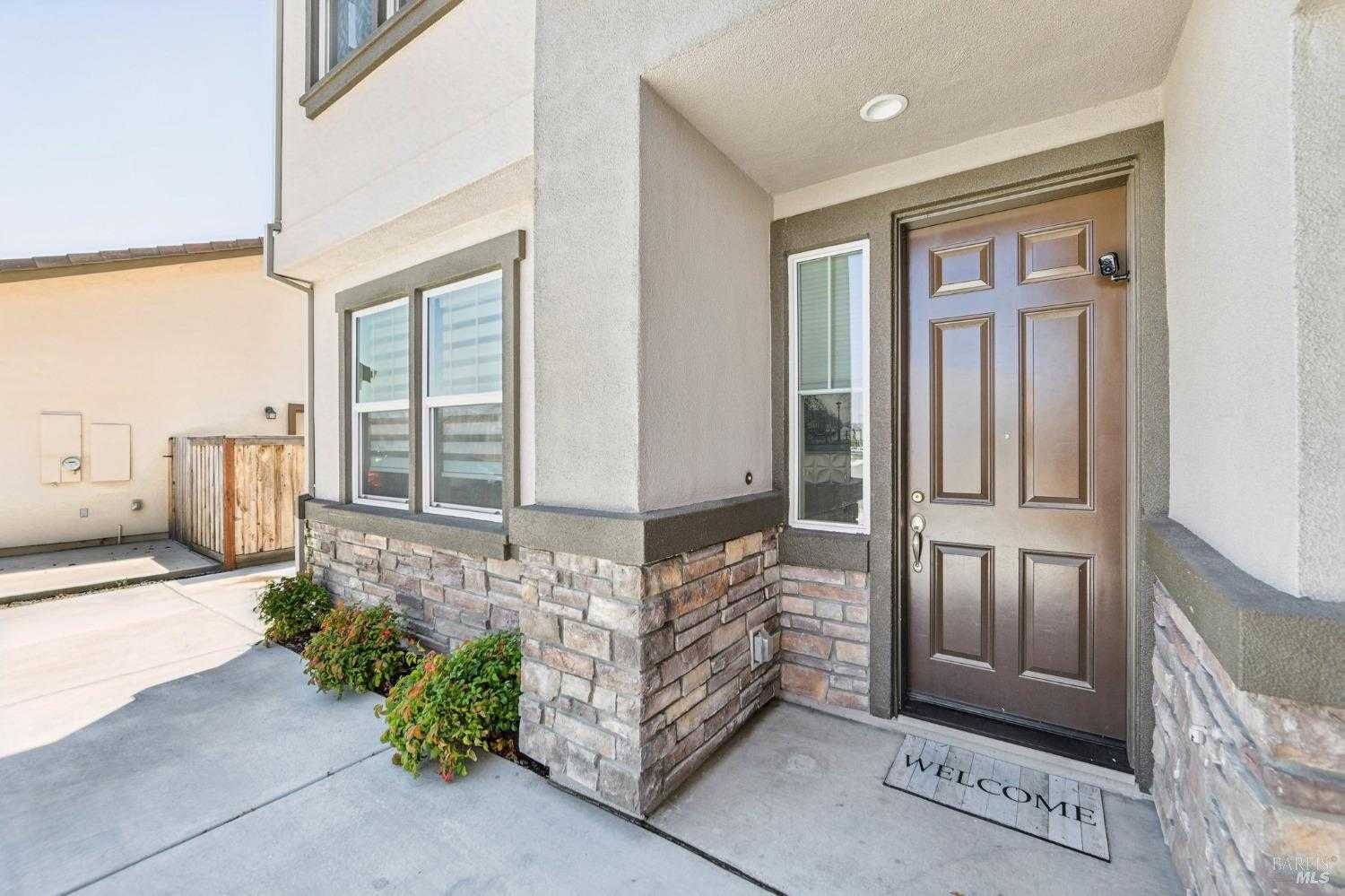 photo 3: 549 Kingbird Cir, Vacaville CA 95688