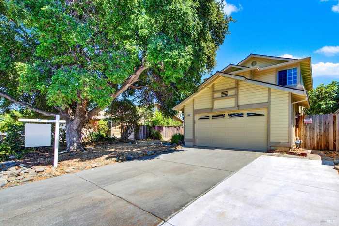 photo 1: 4939 Claremont Ct, Fairfield CA 94534