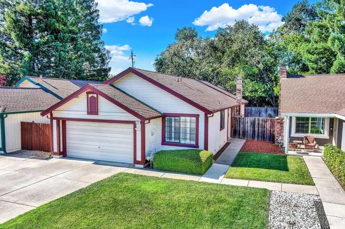 photo 2: 590 Eldridge Ave, Vacaville CA 95688