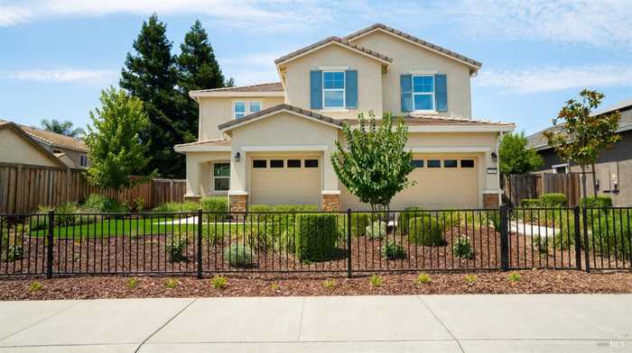 photo 2: 2240 Folsom Fair Cir, Dixon CA 95620