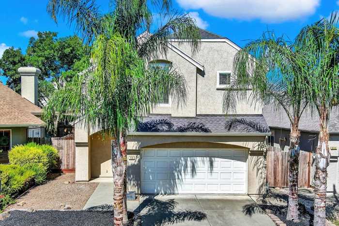 photo 2: 836 Chateau Cir, Vacaville CA 95687