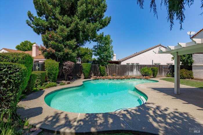 photo 2: 706 Oak Hollow Ave, Vacaville CA 95688