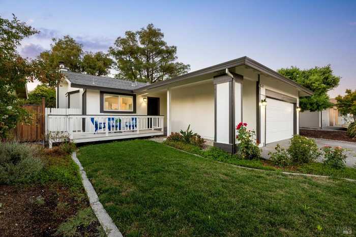 photo 1: 1324 Garmont Ct, Rohnert Park CA 94928