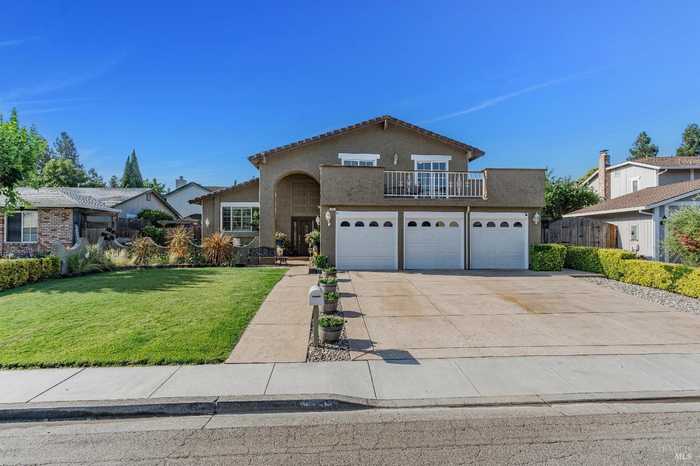 photo 1: 673 Hudis St, Rohnert Park CA 94928