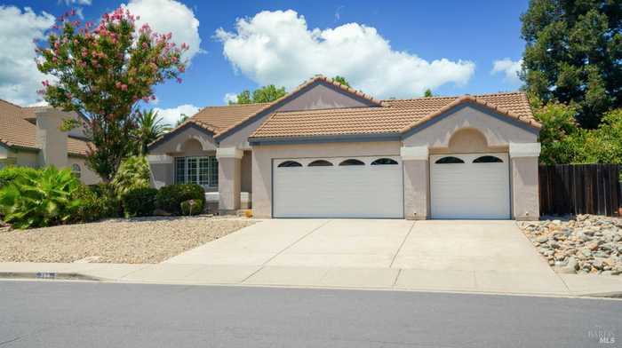 photo 1: 784 Monaghan Cir, Vacaville CA 95688