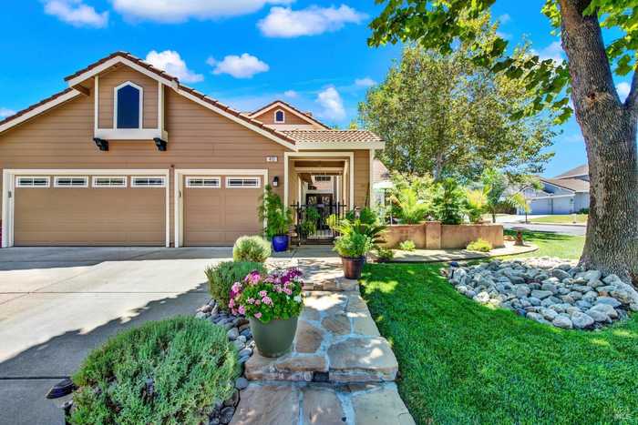 photo 1: 413 Crownpointe Cir, Vacaville CA 95687