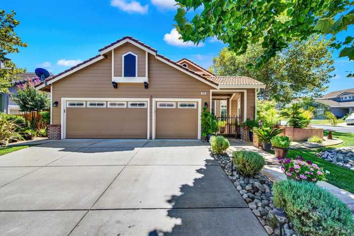 photo 2: 413 Crownpointe Cir, Vacaville CA 95687