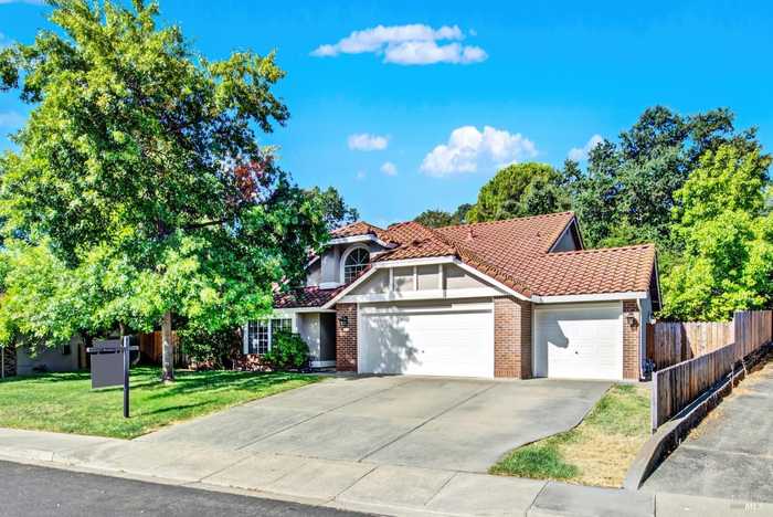 photo 1: 591 Rambleton Dr, Vacaville CA 95688