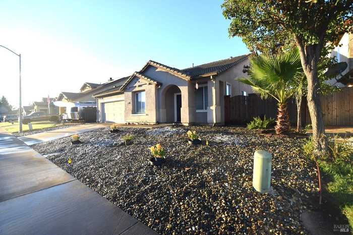 photo 1: 220 Rennert Way, Dixon CA 95620