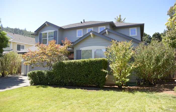 photo 1: 320 Buckeye Cir, Cloverdale CA 95425