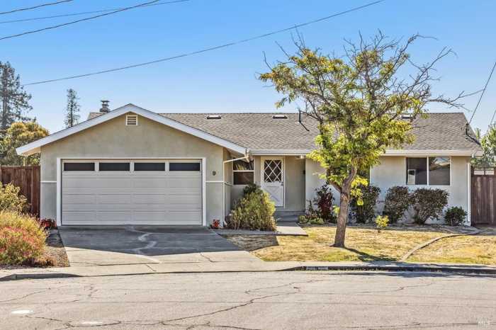 photo 2: 9 Lombardi Ct, Petaluma CA 94954