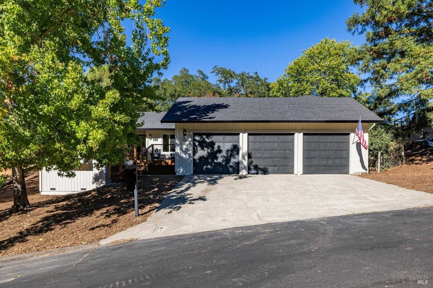 photo 2: 700 Coney Ct, Santa Rosa CA 95409