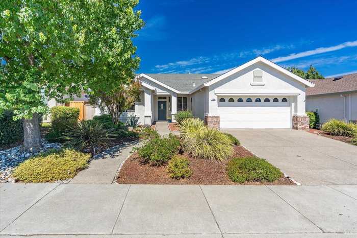 photo 1: 106 Wisteria Cir, Cloverdale CA 95425